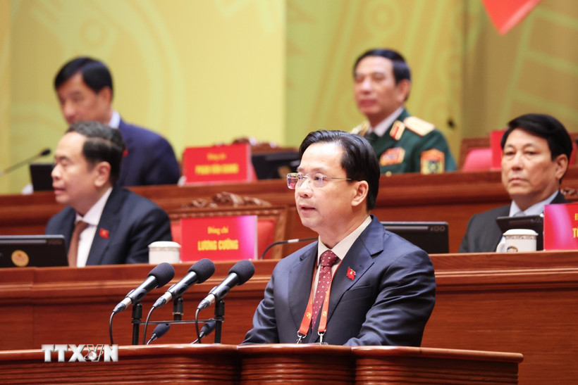 Đồng chí Hoàng Văn Nghiệm, Bí thư Tỉnh ủy, Trưởng Đoàn đại biểu Quốc hội tỉnh Sơn La, trình bày tham luận “Phát triển kinh tế xanh gắn với nông nghiệp ứng dụng công nghệ cao và du lịch sinh thái bền vững”. (Ảnh: TTXVN)