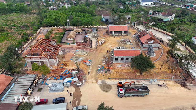 Dự án tu bổ, tôn tạo khu mộ và khu lưu niệm cố Tổng Bí thư Hà Huy Tập (xã Cẩm Hưng) đang được các đơn vị đẩy nhanh tiến độ thi công. (Ảnh: Hữu Quyết/TTXVN)