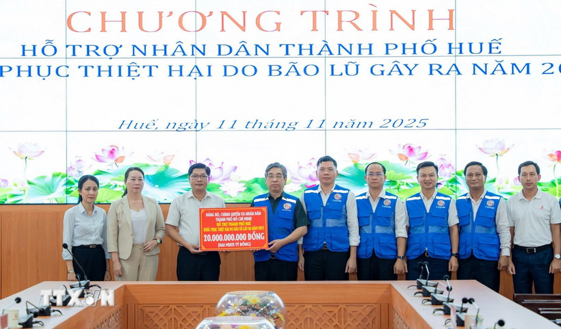 Đại diện lãnh đạo Thành phố Hồ Chí Minh trao 20 tỷ đồng hỗ trợ người dân Huế khắc phục hậu quả bão lũ. (Ảnh: Văn Dũng/TTXVN)