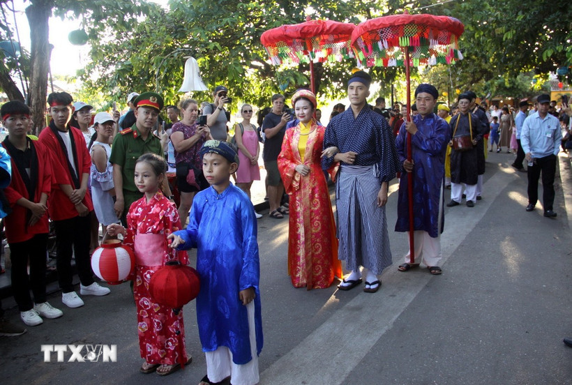 Tái hiện đám rước Công nữ Ngọc Hoa và thương nhân Araki Sotaro tại Chương trình Giao lưu văn hóa Hội An-Nhật Bản lần thứ 20 năm 2024. (Ảnh: Trịnh Bang Nhiệm/TTXVN)