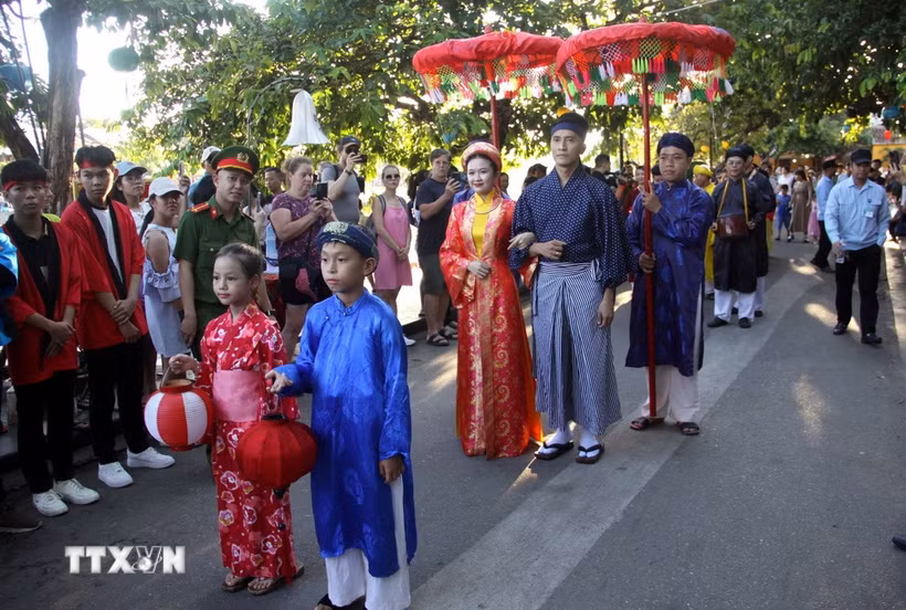 Tái hiện đám rước Công nữ Ngọc Hoa và thương nhân Araki Sotaro tại Chương trình Giao lưu văn hóa Hội An-Nhật Bản lần thứ 20 năm 2024. (Ảnh: Trịnh Bang Nhiệm/TTXVN)