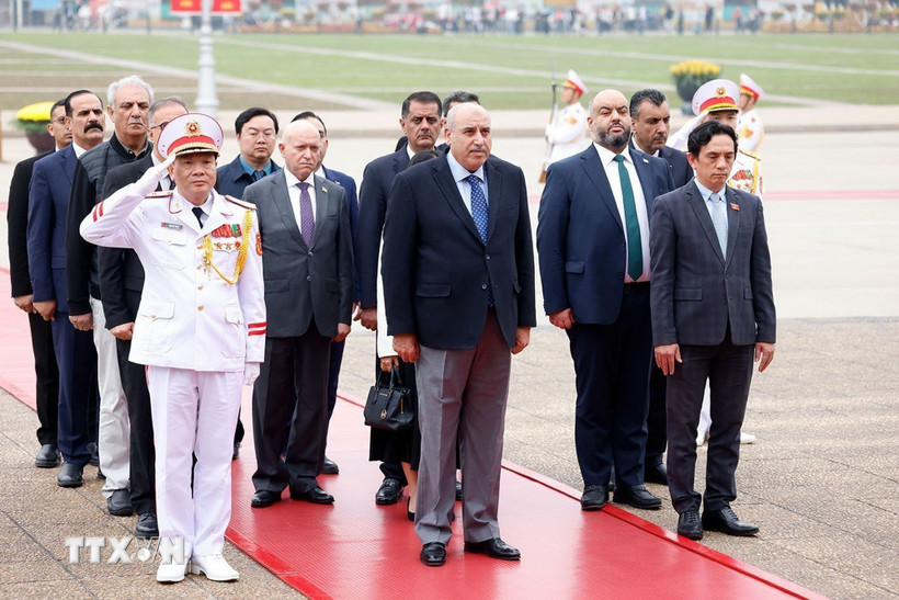 Chủ tịch Hạ viện Jordan Mazen Turki El Qadi cùng đoàn đại biểu đến đặt vòng hoa, vào Lăng viếng Chủ tịch Hồ Chí Minh. (Ảnh: Tuấn Anh/TTXVN)