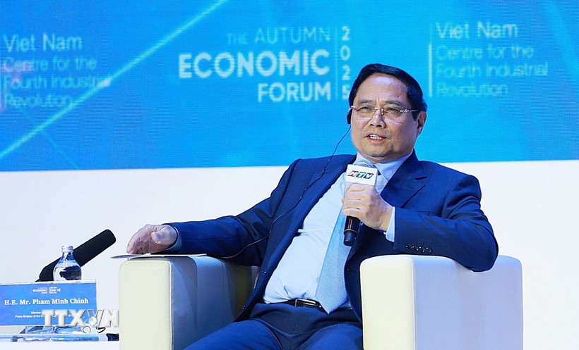 Thủ tướng Phạm Minh Chính tham dự đối thoại với ông Stephan Mergenthaler, Giám đốc điều hành Diễn đàn Kinh tế thế giới (WEF). (Ảnh: Dương Giang/TTXVN)