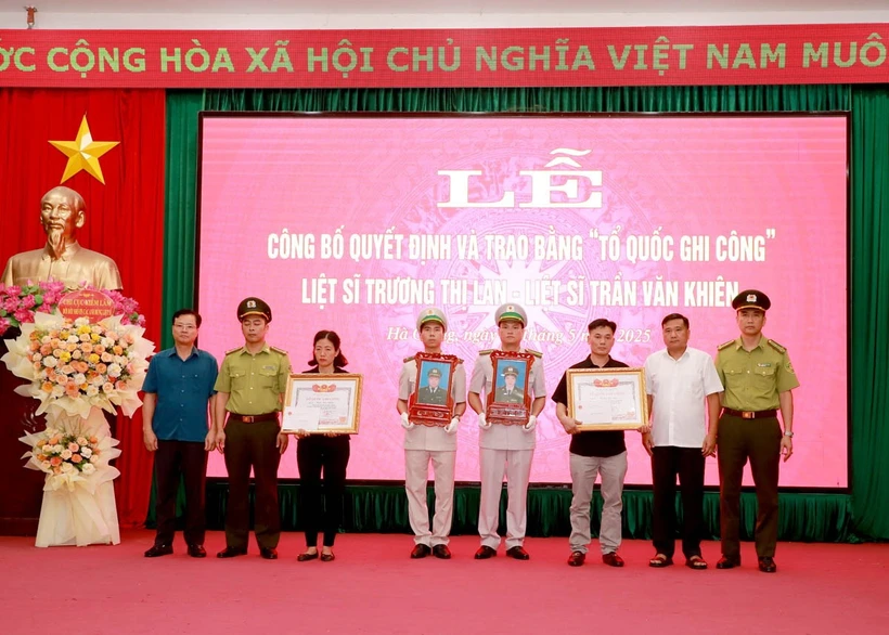 Các đồng chí lãnh đạo tỉnh Hà Giang và Chi cục Kiểm lâm tỉnh trao Bằng Tổ quốc ghi công của Chủ tịch nước cho thân nhân các liệt sỹ. (Nguồn: Báo Hà Giang)