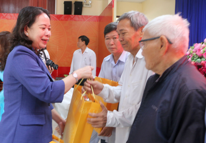 Phó Chủ tịch nước Võ Thị Ánh Xuân trao tặng quà Tết cho các hộ nghèo, hộ khó khăn trên địa bàn xã Mỹ Hoà Hưng, tỉnh An Giang. (Ảnh: Công Mạo/TTXVN)