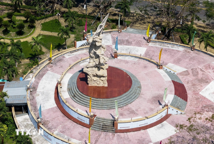 Tượng đài chiến thắng Dầu Tiếng 13/3/1975, biểu tượng của thành quả cách mạng trên quê hương Dầu Tiếng. (Ảnh: Hồng Đạt/TTXVN)