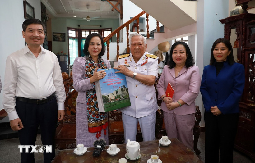 Phó Chủ tịch Quốc hội Nguyễn Thị Thanh tặng quà Anh hùng Lực lượng Vũ trang Nhân dân Hồ Đắc Thạnh, nguyên thuyền trưởng Tàu không số. (Ảnh: Xuân Triệu/TTXVN)