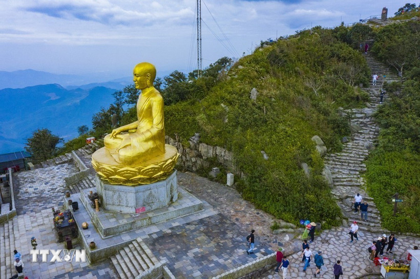 Tượng Phật Hoàng Trần Nhân Tông được đúc bằng đồng nguyên khối, cao 15m, nặng 138 tấn, tọa lạc trên đỉnh An Kỳ Sinh (Yên Tử, Quảng Ninh) có độ cao 900m so với mặt nước biển. (Ảnh: Minh Đức/TTXVN)
