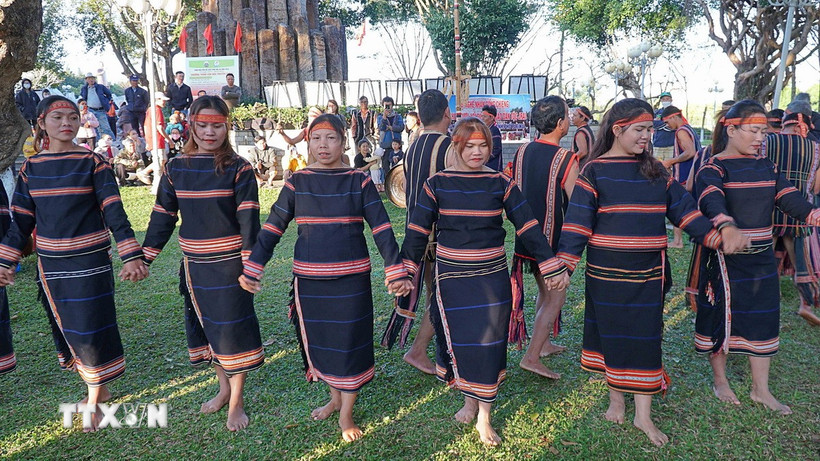 Các cô gái Jrai nhảy xoang trong nghi lễ mừng nhà rông mới. (Ảnh: Hoài Nam/TTXVN)