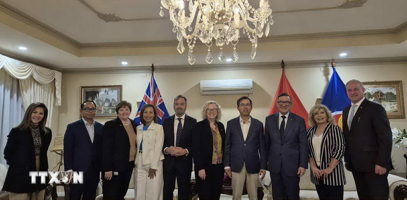 Đại sứ Phạm Hùng Tâm (thứ tư từ phải sang) và bà Sharon Claydon - Phó Chủ tịch Quốc hội Australia (thứ năm từ phải sang) cùng các thành viên nòng cốt sáng lập Hội Nghị sỹ Hữu nghị Australia-Việt Nam (Ảnh: TTXVN phát)