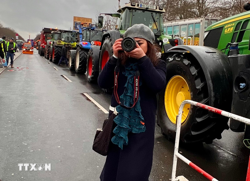 Phóng viên Phương Hoa tác nghiệp từ Berlin, Cộng hòa Liên bang Đức. (Nguồn: TTXVN)