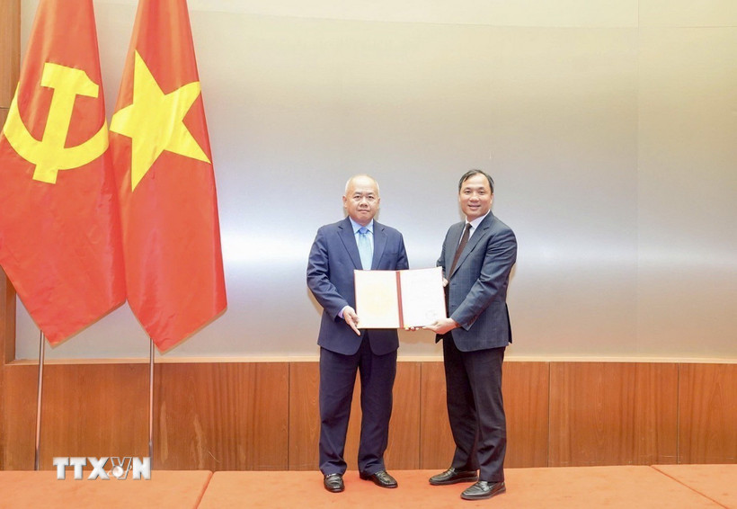 Đồng chí Hoàng Trung Dũng, Ủy viên Trung ương Đảng, Phó Trưởng Ban Thường trực Ban Tổ chức Trung ương trao Quyết định cho Phó Bí thư Thành ủy Hải Phòng Đỗ Thành Trung. (Ảnh: Minh Huệ/TTXVN)