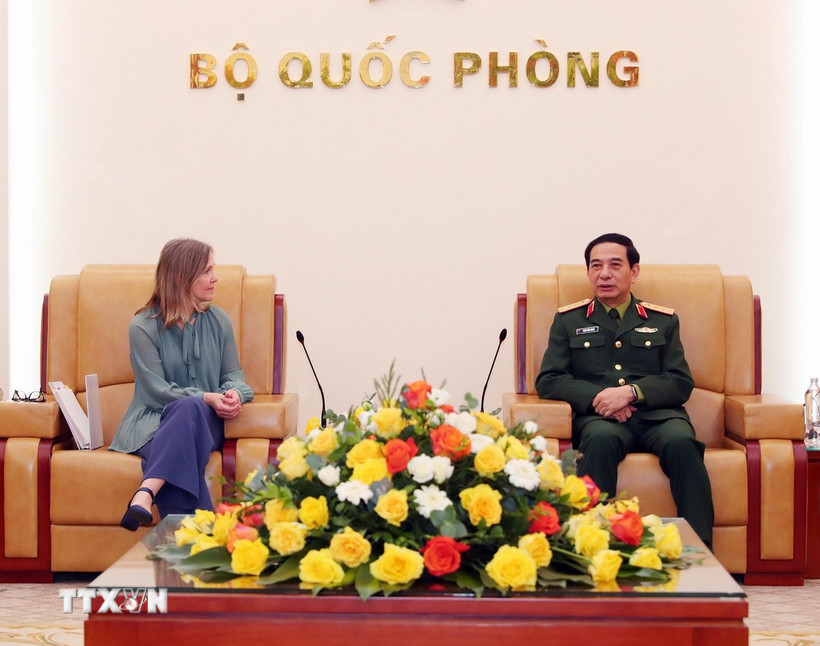 Đại tướng, Bộ trưởng Quốc phòng Phan Văn Giang tiếp Thứ trưởng Bộ Quốc phòng Canada, bà Stefanie Beck. (Ảnh: Trọng Đức/TTXVN)