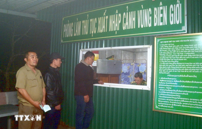 Người dân làm thủ tục qua cửa khẩu Thông Thụ, huyện Quế Phong, tỉnh Nghệ An. (Ảnh: TTXVN phát)