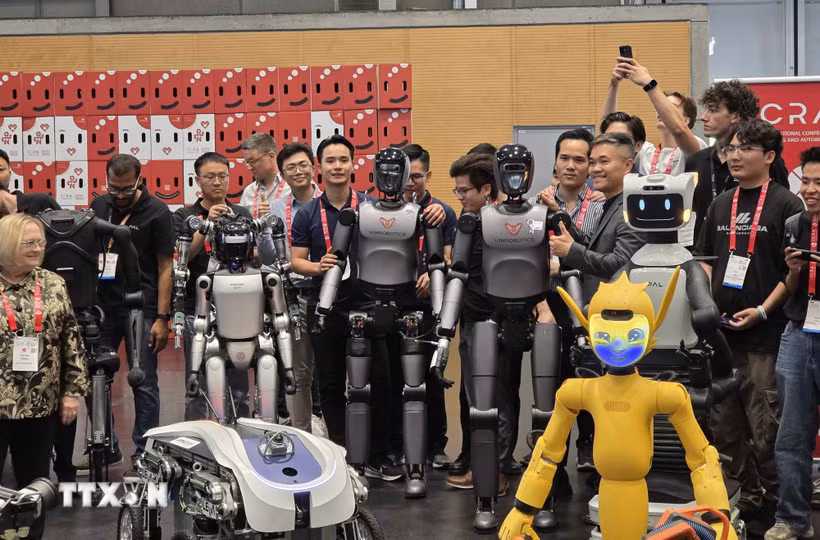 Robot VR-H3 của VinRobotics tham gia cuộc diễu hành robot tại ICRA 2026. (Ảnh: Vũ Hiệp/TTXVN)