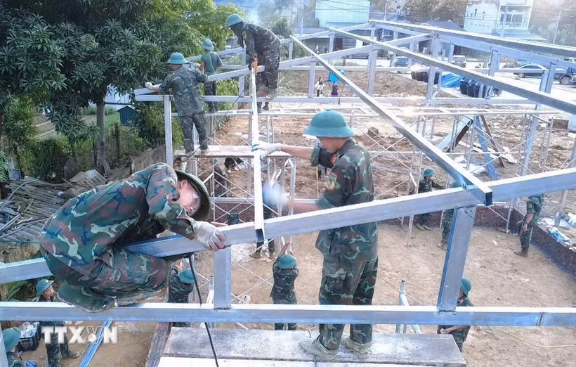 Các chiến sỹ Bộ chỉ huy Quân sự tỉnh Lai Châu làm việc xuyên ngày đêm để hoàn thành 24 căn nhà cho người dân. (Ảnh: Nguyễn Oanh/TTXVN)