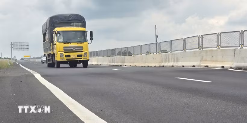 Tình trạng lún tại các móng cầu, cống trên tuyến gây ảnh hưởng đến phương tiện di chuyển. (Ảnh: Tuấn Phi/TTXVN)