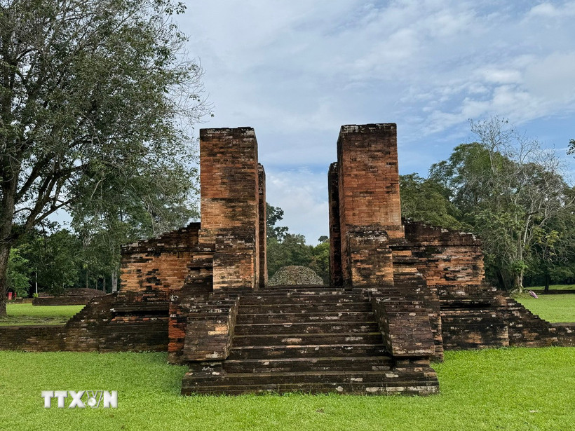 Một cổng vào trong khuôn viên quần thể đền cổ Muarajambi. (Ảnh: Đỗ Quyên/TTXVN)