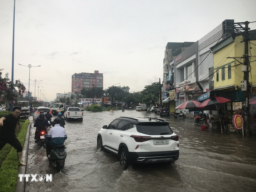 Ngập sâu tại ngã ba Nguyễn Lương Bằng và Nguyễn Thị Duệ, thành phố Hải Dương. (Ảnh: Tiến Vĩnh/TTXVN)