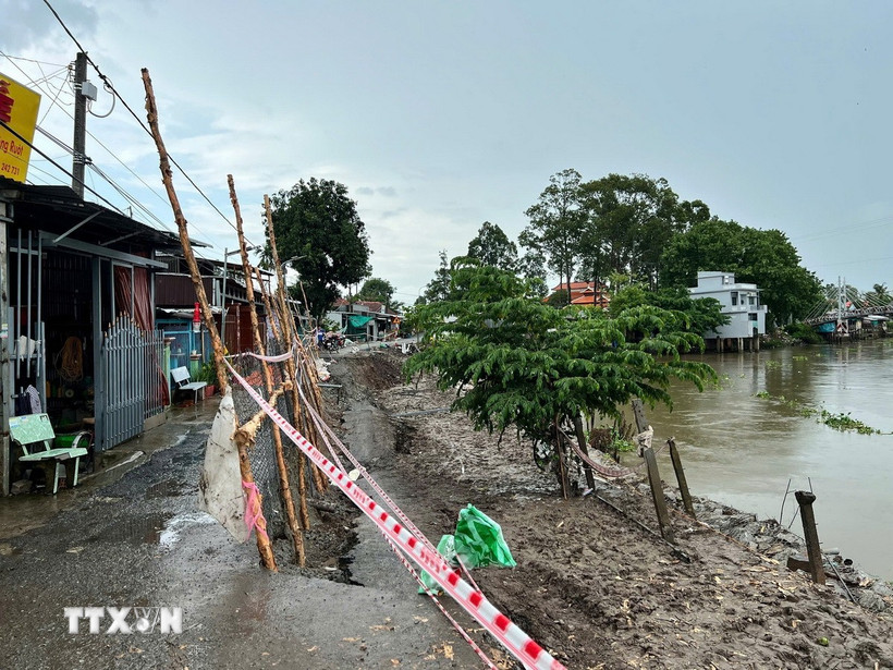 Sạt lở tuyến đường nhựa nông thôn tại ấp An Phú, xã An Hoà (Châu Thành, An Giang) với chiều dài khoảng 50m, ăn sâu vào gần hết mặt đường khoảng 4-5m. (Ảnh: TTXVN phát)