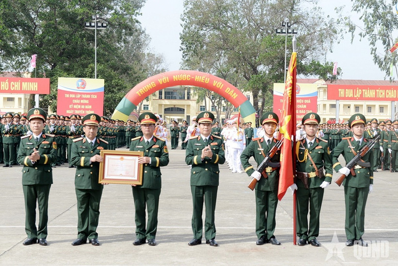 Thừa ủy quyền của Chủ tịch nước, Đại tướng Nguyễn Tân Cương trao Huân chương Bảo vệ Tổ quốc hạng Nhất tặng Trường Sỹ quan Lục quân 1. (Nguồn: Báo Quân đội Nhân dân)