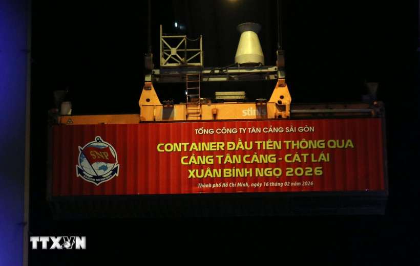 Lô hàng đầu tiên được xếp lên tàu EVER BRAVE tại cảng Tân cảng Cát Lái là mặt hàng hàng linh kiện điện tử. (Ảnh: Tiến Lực/TTXVN)