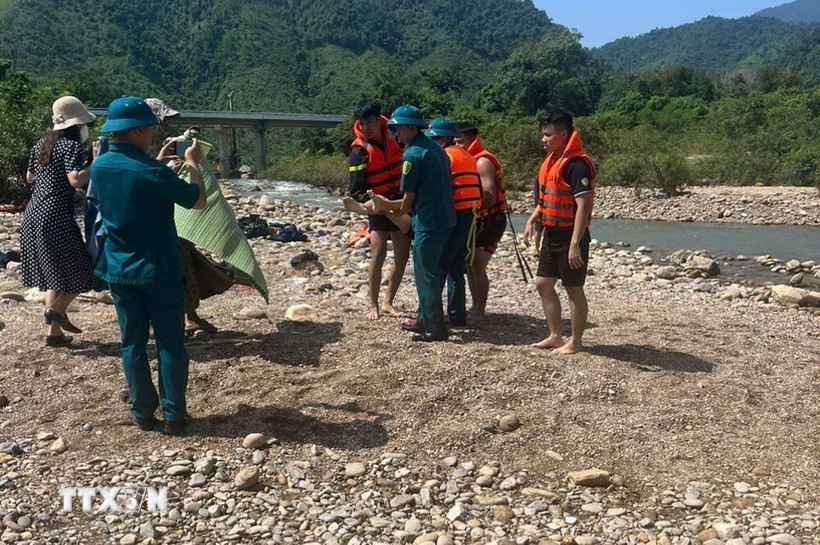 Lực lượng chức năng thành phố Đà Nẵng huy động lực lượng tìm kiếm hai nam sinh bị đuối nước tại khu vực Vũng Bột (thôn Giàn Bí, phường Hải Vân, thành phố Đà Nẵng). (Ảnh: TTXVN phát)