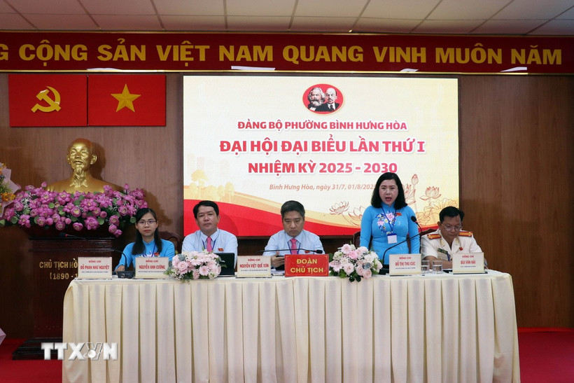 Đoàn Chủ tịch điều hành Đại hội. Đại biểu Đảng bộ phường Bình Hưng Hòa lần thứ I, nhiệm kỳ 2025-2030. (Ảnh: Tiến Lực/TTXVN)