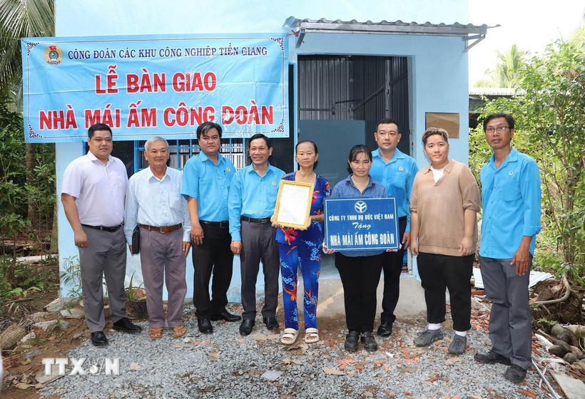 Liên đoàn Lao động tỉnh Tiền Giang bàn giao căn nhà Mái ấm công đoàn cho chị Nguyễn Thị Kim Quyên, xã Trung An, thành phố Mỹ Tho, công nhân Công ty TNHH Dụ Đức Tiền Giang. (Ảnh: Minh Trí/TTXVN)