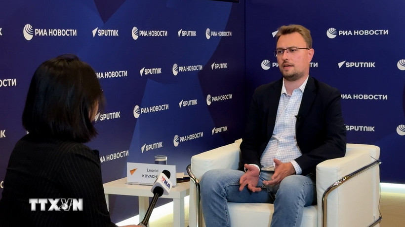 Ông Leonid Kovachich, Trưởng Phòng châu Á, Ban phát thanh đối ngoại của báo Sputnik trả lời phỏng vấn TTXVN. (Ảnh: Quang Vinh/TTXVN)