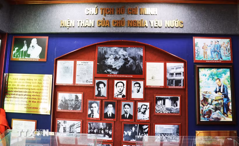 Đồng Tháp: Phát huy giá trị văn hóa, lịch sử của Phủ thờ Chủ tịch Hồ Chí Minh Hình ảnh, tư liệu về cuộc đời cùng sự nghiệp của Bác tại Phủ thờ Chủ tịch Hồ Chí Minh. (Ảnh: Hữu Chí/TTXVN)
