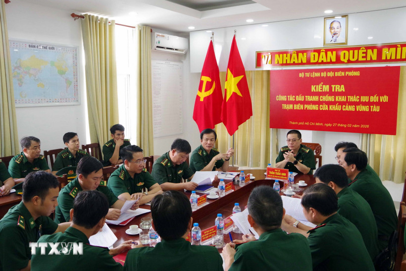 Đoàn công tác tiến hành kiểm tra tại Trạm Biên phòng Cửa khẩu cảng Vũng Tàu. (Ảnh: TTXVN phát)