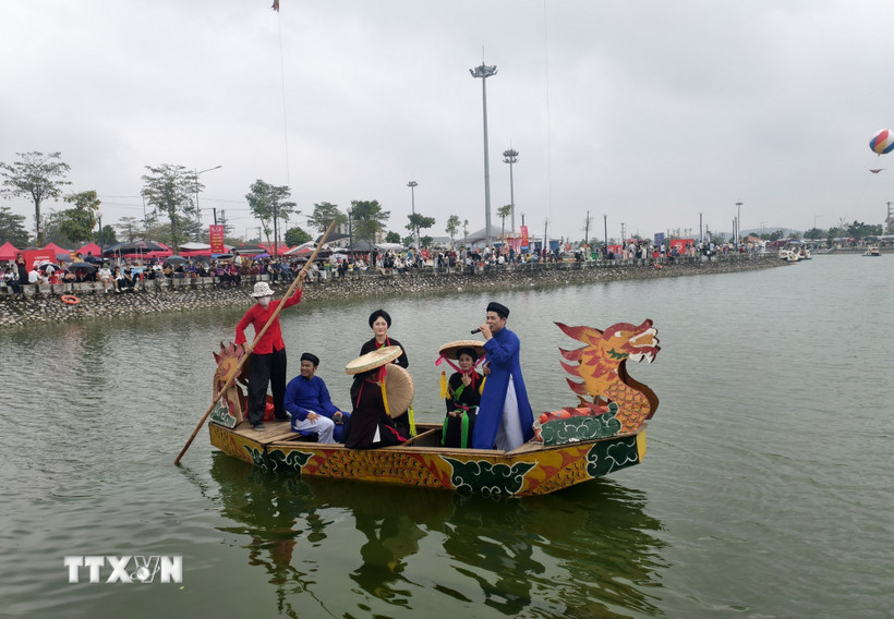 Liền anh, liền chị chuẩn bị trầu têm cánh phượng mời khách. (Ảnh: Thanh Thương/TTXVN)