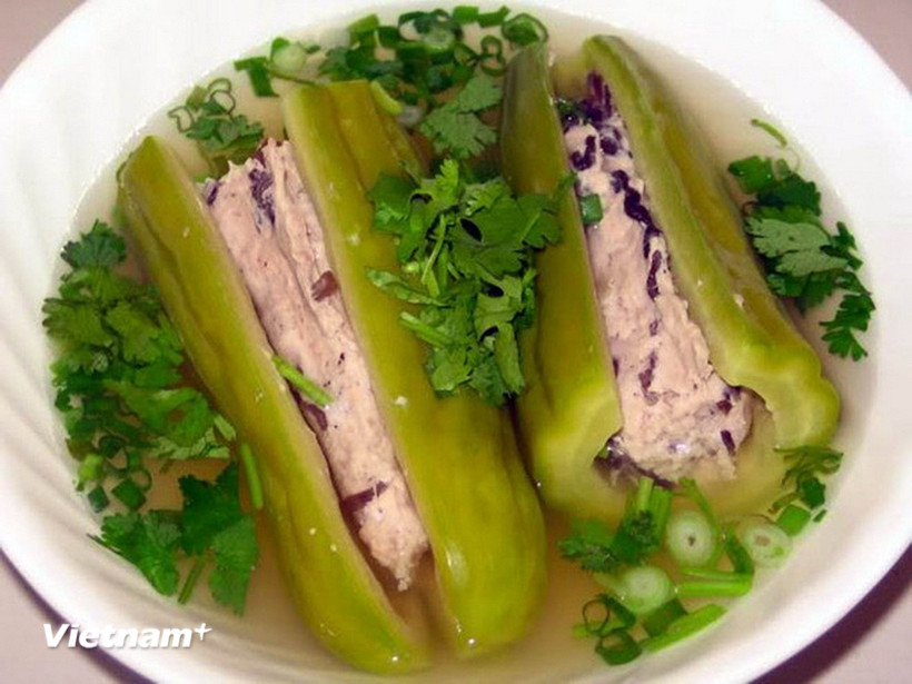 Canh khổ qua (mướp đắng) nhồi thịt là một trong những món ăn tốt cho người cao huyết áp. (Nguồn: Vietnam+)