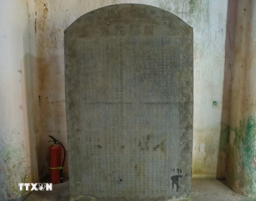 Tấm bia đá chùa Nghĩa Xá (Ninh Bình) vừa được Thủ tướng Chính phủ công nhận là Bảo vật quốc gia. (Ảnh: Công Luật/TTXVN)