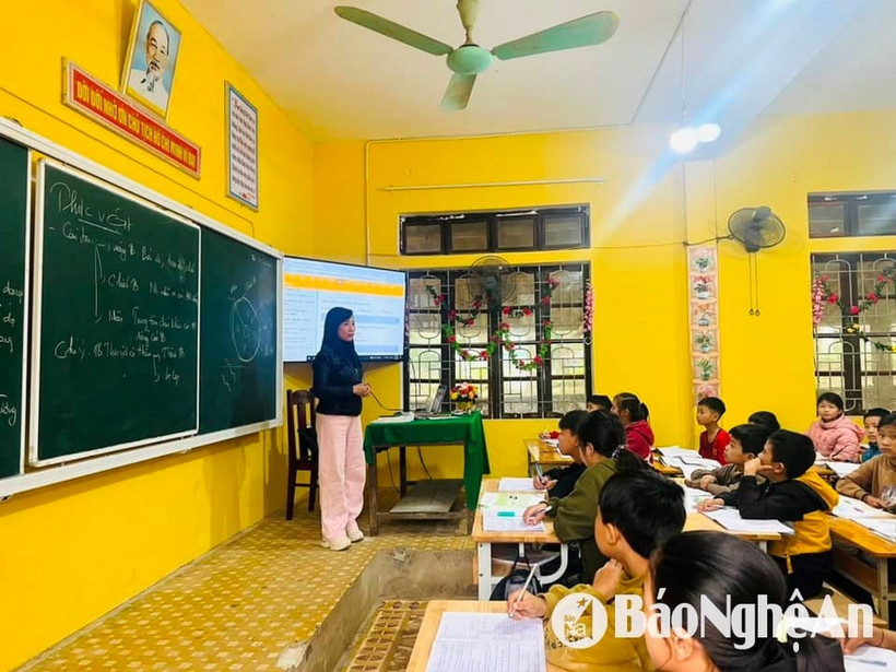 Giáo viên Trường Trung học Cơ sở Yên Khê dạy thêm miễn phí cho học sinh toàn trường. (Nguồn: Báo Nghệ An)