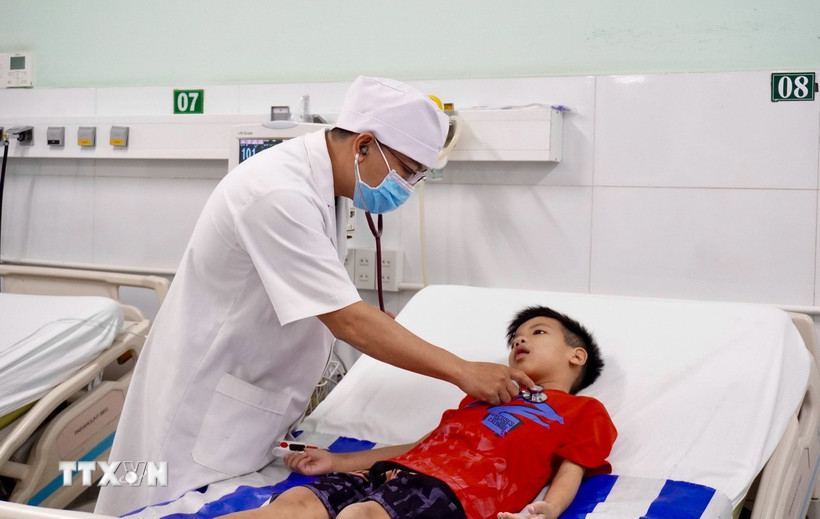 Sau 14 ngày được điều trị tích cực tại Bệnh viện Nhi đồng Đồng Nai, bé Đ.M.T đã hồi phục sức khỏe. (Ảnh: Lê Xuân/TTXVN)