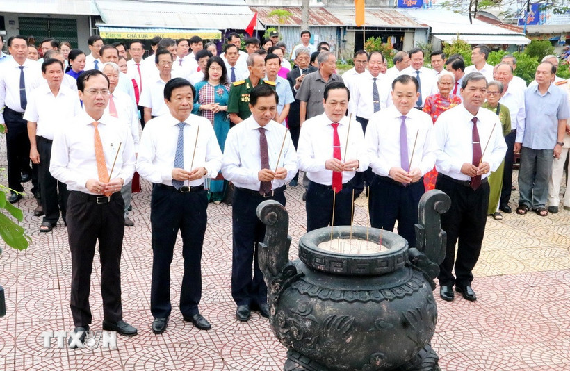 Đại biểu dâng hương tại Tượng đài Đốc binh Lê Cẩn-Nguyễn Giao. (Ảnh: Lê Thúy Hằng/TTXVN)