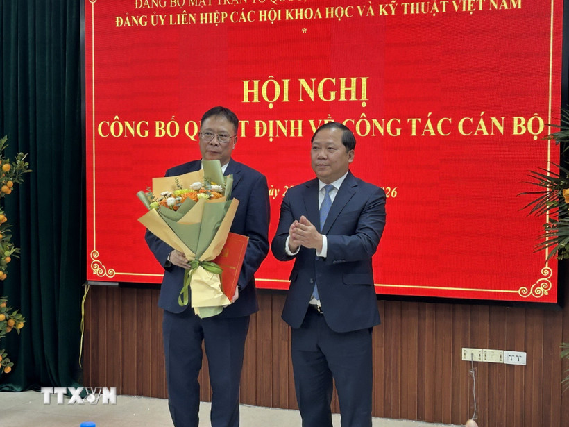 Đồng chí Nguyễn Phi Long, Ủy viên Ban chấp hành Trung ương Đảng Phó Bí thư Đảng ủy Mặt trận Tổ quốc, các đoàn thể Trung ương trao Quyết định Bí thư Đảng ủy Liên hiệp các hội Khoa học và Kỹ thuật Việt Nam cho Giáo sư, Viện sỹ Châu Văn Minh. (Ảnh: Diệu Thúy/TTXVN)