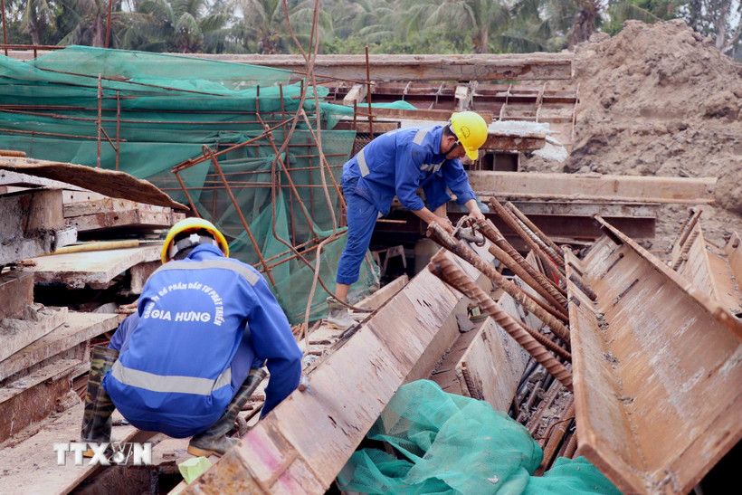 Công nhân, kỹ sư quay trở lại thi công ngay sau những ngày nghỉ Tết Nguyên đán tại Dự án đầu tư xây dựng đường Vành đai 2 đoạn tuyến Tân Vũ-Hưng Đạo-Bùi Viện. (Ảnh: Hoàng Ngọc/TTXVN)
