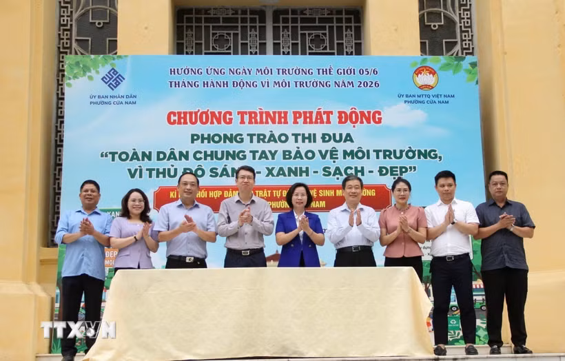 Chủ tịch Ủy ban Mặt trận Tổ quốc Việt Nam thành phố Hà Nội Bùi Huyền Mai tham gia các hoạt động hưởng ứng phong trào thi đua “Toàn dân chung tay bảo vệ môi trường, vì một Việt Nam xanh-sạch- đẹp” tại phường Cửa Nam, sáng 6/6/2026. (Ảnh: Hùng Mạnh/TTXVN)