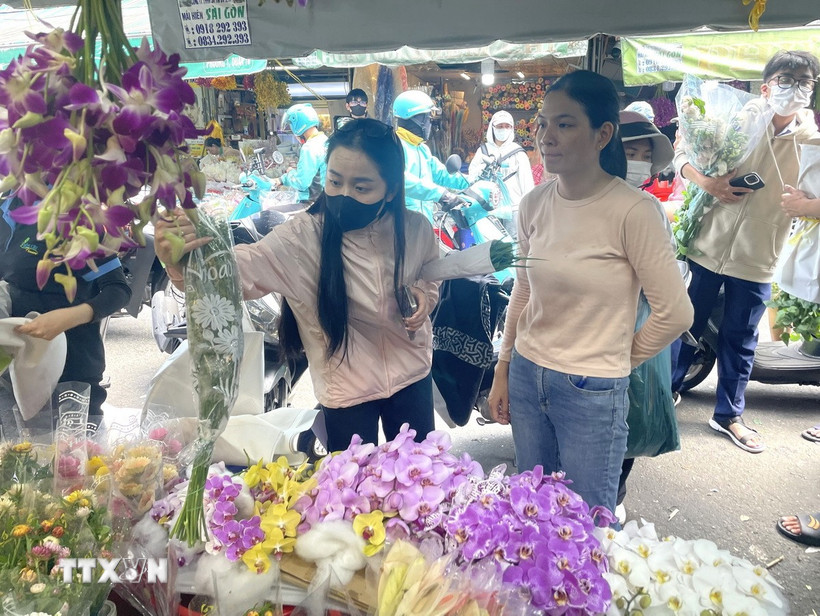 Thị trường hoa và quà tặng 20/10 tại Thành phố Hồ Chí Minh bắt đầu sôi động trước lễ. (Ảnh: Hương Giang/TTXVN)