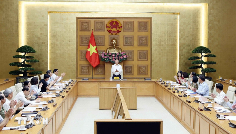 Lãnh đạo thành phố Hà Nội thăm hỏi Người cao tuổi trong buổi thăm khám mắt miễn phí. (Ảnh: Minh Nghĩa/TTXVN)