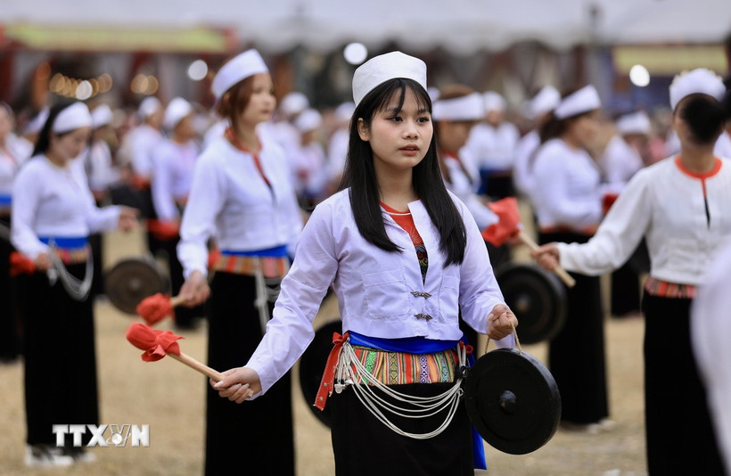 Phụ nữ Mường với trang phục truyền thống trình diễn trong lễ hội Khai hạ của người Mường ở Hòa Bình. (Ảnh: Trọng Đạt/TTXVN)