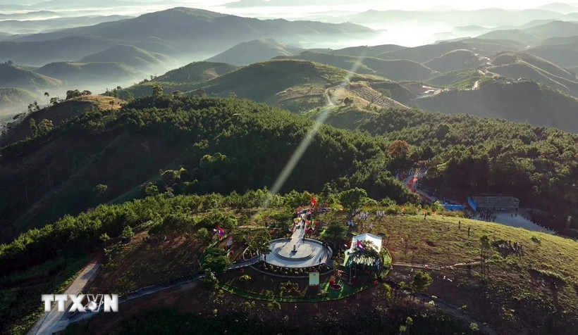 Cột mốc ngã ba biên giới ơ Bờ Y (Quảng Ngãi). (Ảnh: Cao Nguyên/TTXVN)