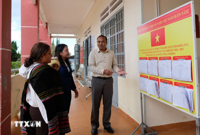 Xã Lạc Dương (Lâm Đồng) hiện đã hoàn thành niêm yết công khai danh sách cử tri trên địa bàn. (Ảnh: Nguyễn Dũng/TTXVN)