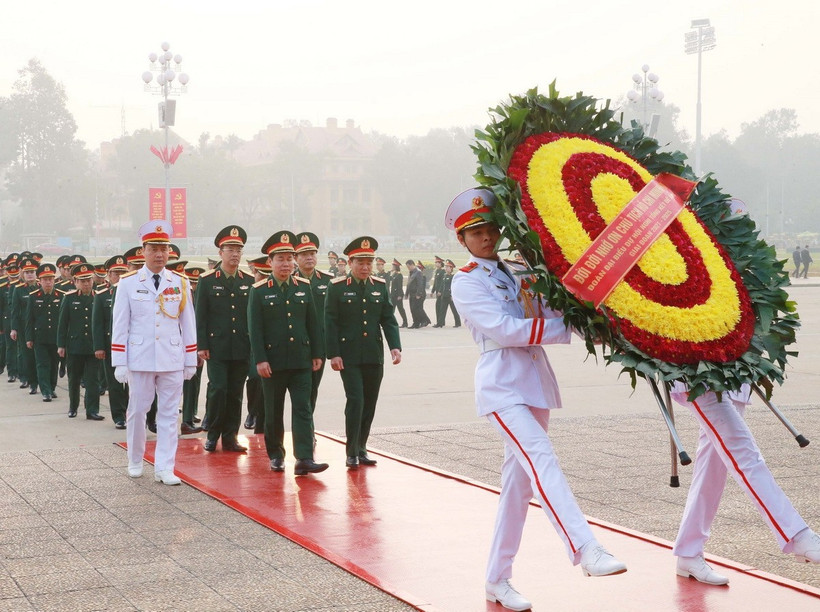 Thượng tướng Đỗ Xuân Tụng, Phó Chủ nhiệm Tổng cục Chính trị Quân đội Nhân dân Việt Nam và các đại biểu đặt vòng hoa và vào Lăng viếng Chủ tịch Hồ Chí Minh. (Ảnh: Trọng Đức/TTXVN)
