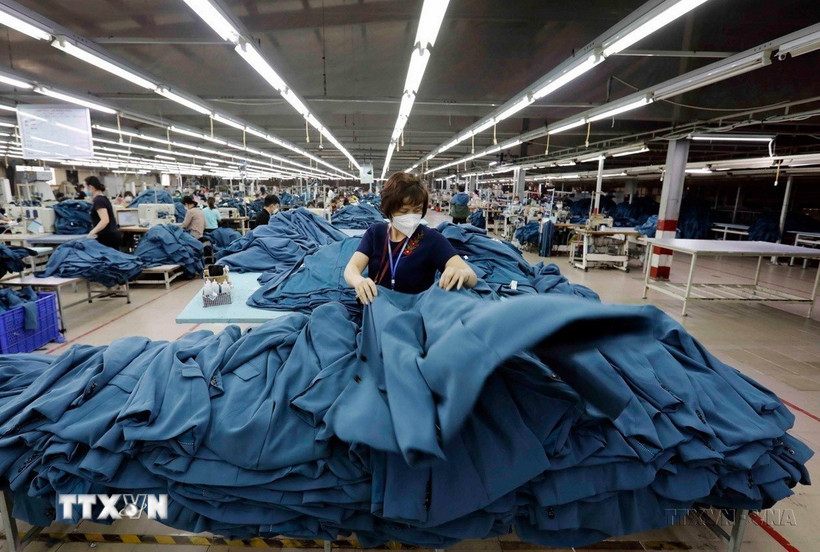 May hàng xuất khẩu sang thị trường Tây Ban Nha tại Công ty may Hồ Gươm (Hưng Yên). (Ảnh: Trần Việt/TTXVN)