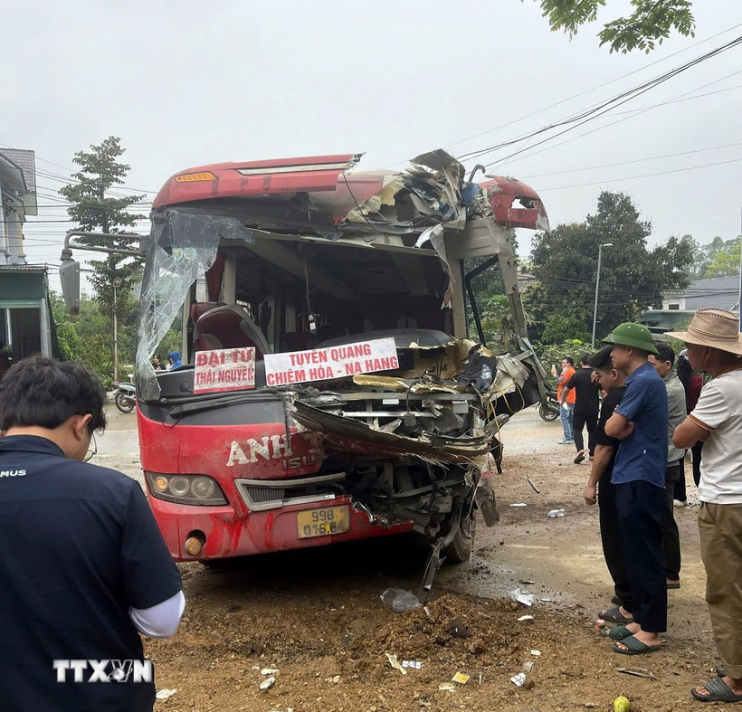 Xe khách bị hư hỏng nặng. (Ảnh: TTXVN phát)