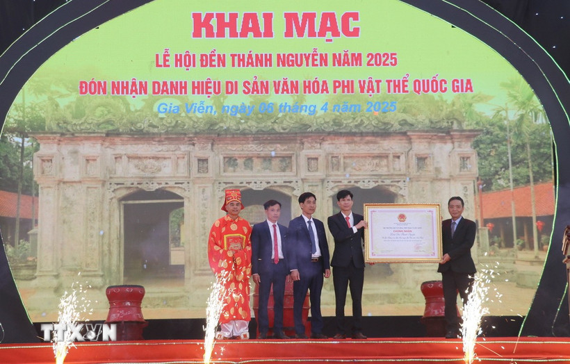 Ông Hoàng Đạo Cương, Thứ trưởng Bộ Văn hóa, Thể thao và Du lịch trao Bằng chứng nhận Di sản Văn hóa phi Vật thể Quốc gia Lễ hội Đền Thánh Nguyễn cho đại diện xã Tiến Thắng, huyện Gia Viễn, tỉnh Ninh Bình. (Ảnh: Thùy Dung/TTXVN)